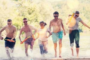 sommerfreude freunde, die spaß am fluss haben foto