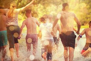 sommerfreude freunde, die spaß am fluss haben foto