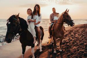 Die Familie verbringt Zeit mit ihren Kindern beim gemeinsamen Reiten an einem Sandstrand. selektiver Fokus foto