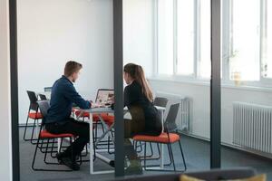 Kollaborativ Prozess von multikulturell erfahren jung Geschäft Mannschaft während Brainstorming Treffen im büro.vielfältig Gruppe von jung Menschen gekleidet im formal tragen kooperieren auf Entwicklung Design Projekt. foto