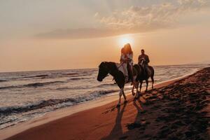 Die Familie verbringt Zeit mit ihren Kindern beim gemeinsamen Reiten an einem Sandstrand. selektiver Fokus foto