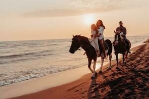 Die Familie verbringt Zeit mit ihren Kindern beim gemeinsamen Reiten an einem Sandstrand. selektiver Fokus foto