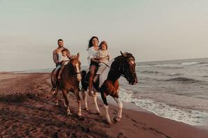 Die Familie verbringt Zeit mit ihren Kindern beim gemeinsamen Reiten an einem Sandstrand. selektiver Fokus foto