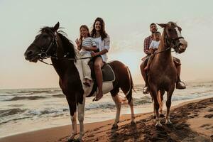 Die Familie verbringt Zeit mit ihren Kindern beim gemeinsamen Reiten an einem Sandstrand. selektiver Fokus foto