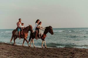 Die Familie verbringt Zeit mit ihren Kindern beim gemeinsamen Reiten an einem Sandstrand. selektiver Fokus foto