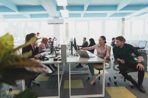 Kollaborativ Prozess von multikulturell erfahren jung Geschäft Mannschaft während Brainstorming Treffen im büro.vielfältig Gruppe von jung Menschen gekleidet im formal tragen kooperieren auf Entwicklung Design Projekt foto