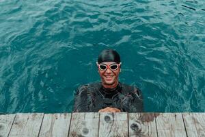 Triathleten-Schwimmerporträt mit Neoprenanzug beim Training foto