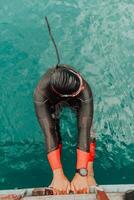 Triathleten-Schwimmerporträt mit Neoprenanzug beim Training foto