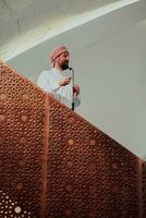 Muslime Arabisch Imam hat ein Rede auf Freitag Nachmittag Gebet im Moschee. Muslime haben versammelt zum das Freitag Nachmittag Gebet im Moschee und sind Hören zu das Rede von Imam foto