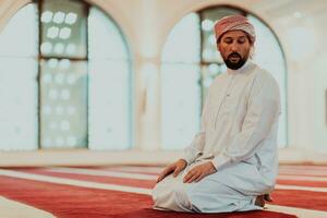 ein Muslim beten im ein modern Moschee während das heilig Muslim Monat von Ramadan foto
