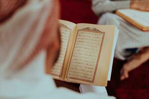 ein Gruppe von Muslime lesen das heilig Buch von das Koran im ein modern Moschee während das Muslim Urlaub von Ramadan foto