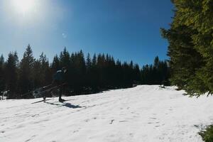 nordisch Skifahren oder Querfeldein Skifahren klassisch Technik geübt durch Mann im ein schön Panorama- Weg beim Morgen. foto