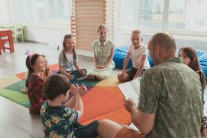 lesen Zeit im elementar Schule oder Kindergarten, Lehrer lesen ein Buch zu Kinder im elementar Schule oder Kindergarten. selektiv Fokus foto