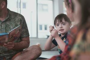 lesen Zeit im elementar Schule oder Kindergarten, Lehrer lesen ein Buch zu Kinder im elementar Schule oder Kindergarten. selektiv Fokus foto