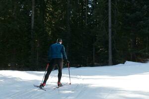 nordisch Skifahren oder Querfeldein Skifahren klassisch Technik geübt durch Mann im ein schön Panorama- Weg beim Morgen. foto