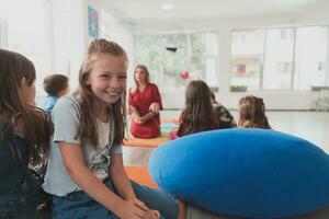 lesen Zeit im ein elementar Schule oder Kindergarten, ein Lehrer liest ein Buch zu Kinder im ein elementar Schule oder Kindergarten. das Konzept von Vorschule Bildung. selektiv Fokus foto