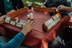 ein Gruppe von Männer trinken traditionell Türkisch Tee und abspielen ein Türkisch Spiel namens okey foto