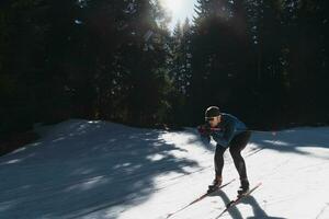 nordisch Skifahren oder Querfeldein Skifahren klassisch Technik geübt durch Mann im ein schön Panorama- Weg beim Morgen. foto