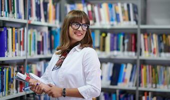 der Schüler benutzt ein Notizbuch und eine Schulbibliothek foto