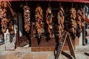 mazedonisch Folklore, braun Sandalen. alt Schuhe. Teil von das Tradition. schwarz Hose, schließen oben foto