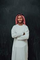 Porträt eines jungen muslimischen Mannes in traditioneller Kleidung foto