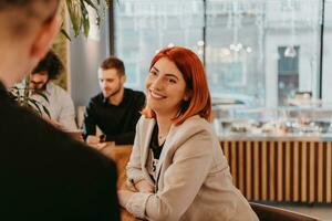 eine Gruppe von Freunden, die in einem Café abhängen, und unter ihnen ist ein Tablet. foto