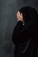 Porträt einer jungen muslimischen Frau, die Dua macht foto