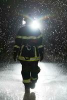 Porträt von ein weiblich Feuerwehrmann Stehen und Gehen mutig und optimistisch. foto