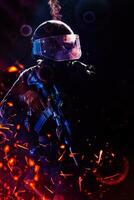 Heer Soldat im Kampf Uniformen mit ein Angriff Gewehr und Kampf Helm Nacht Mission dunkel Hintergrund. Blau und lila Gel Licht Wirkung. foto