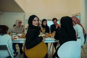 eid Mubarak Muslim Familie haben iftar Abendessen nehmen Bilder mit Smartphone während Essen traditionell Essen während Ramadan schlemmen Monat beim heim. das islamisch halal Essen und Trinken islamisch Familie foto