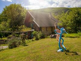 hölzern Hütte Haus traditionell natürlich im das Wald mit Garten foto