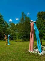 hölzern Hütte Haus traditionell natürlich im das Wald mit Garten foto