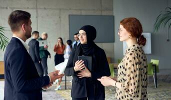 ein Gruppe von jung Geschäft Unternehmer engagiert im ein lebhaft Diskussion innerhalb das Büro, vorbildlich das Geist von Zusammenarbeit, Innovation, und Ambition im Verfolgung von Erfolg. foto