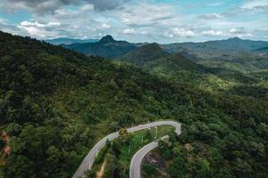 Bergstraße und grüne Bäume von oben foto