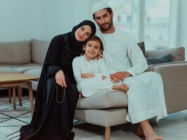 glücklich Muslim Familie genießen das heilig Monat von Ramadan während beten und lesen das Koran zusammen im ein modern Zuhause foto