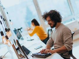 Senior Entwickler Festsetzung Fehler im schick Büro. foto