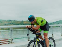 voll Länge Porträt von ein aktiv Triathlet im Sportbekleidung und mit ein schützend Helm Reiten ein Fahrrad. selektiv Fokus foto