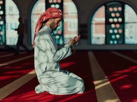 Muslim Arabisch Mann beten. religiös Muslim Mann beten Innerhalb das Moschee während Ramadan foto