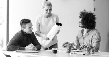 Startup-Business-Team bei einem Treffen in einem modernen Bürogebäude foto