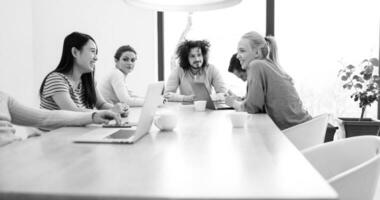 Startup-Business-Team bei einem Treffen in einem modernen Bürogebäude foto