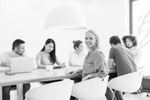 Startup-Business-Team bei einem Treffen in einem modernen Bürogebäude foto