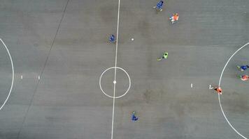 oben Aussicht Drohne fliegend über Amateur Fußball Spiel passen. Landschaft authentisch Turnier. foto