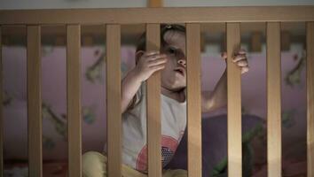 süßes kleines einjähriges baby und macht erste schritte im bett foto