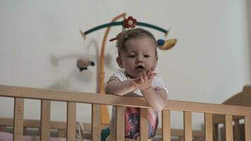 süßes kleines einjähriges baby und macht erste schritte im bett foto