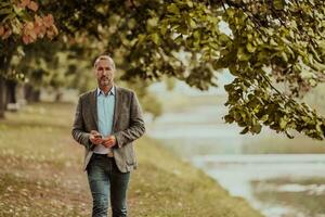 konzentriert Geschäftsmann im ein passen Gehen im das Park foto