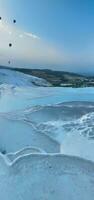Pamukkale Travertine filmisch Antenne Drohne Filmaufnahme. Türkisch berühmt Weiß Thermal- Bad mit gesund sauber Wasser im ein schön Sonnenuntergang. foto