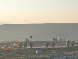 Antenne filmisch Drohne Aussicht von bunt heiß Luft Ballon fliegend Über Kappadokien foto