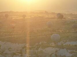 Antenne filmisch Drohne Aussicht von bunt heiß Luft Ballon fliegend Über Kappadokien foto