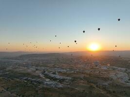 Antenne filmisch Drohne Aussicht von bunt heiß Luft Ballon fliegend Über Kappadokien foto