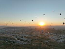 Antenne filmisch Drohne Aussicht von bunt heiß Luft Ballon fliegend Über Kappadokien foto